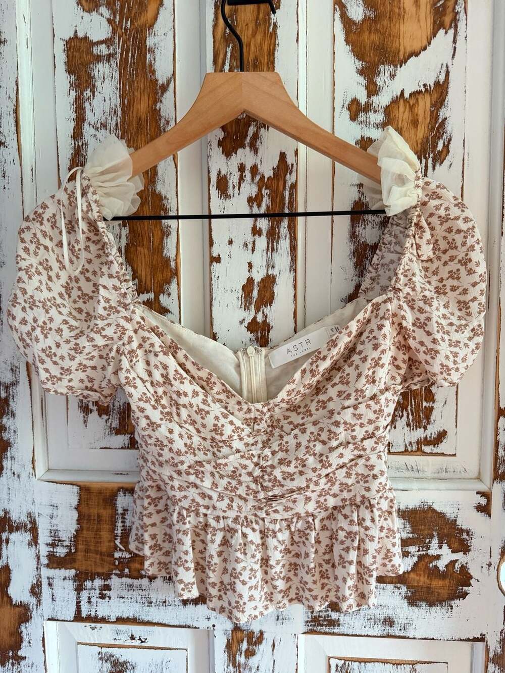 ASTR the Label Floral Peplum Top XS Taupe Puff Sleeve Ruched Cottagecore Y2K